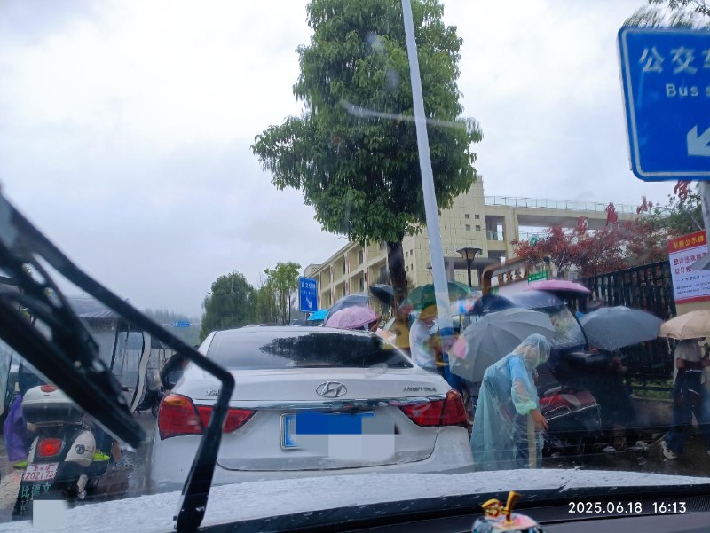 下暴雨，接学生