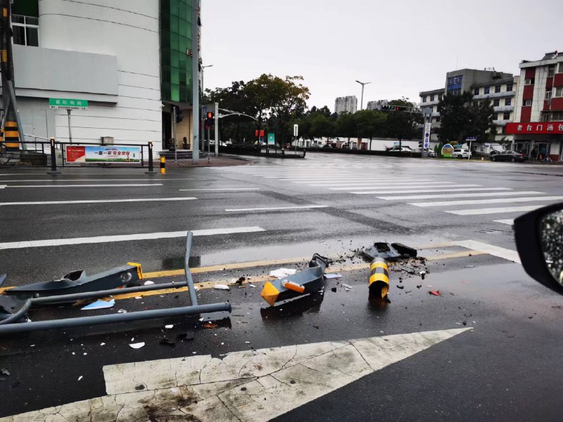 #日常/随记 什么样的车祸能把红绿灯十字路口的隔离护栏撞成这样的！via 老张随笔