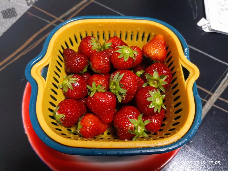 妈妈又带了几包菜，有草莓🍓，有笋子，和豌豆，还有三包豌豆没吃