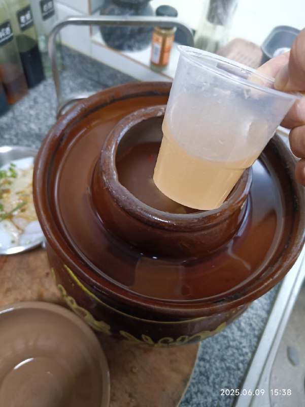 凉粉的精髓就在于这杯老坛酸水！via 蜗牛的嘀咕