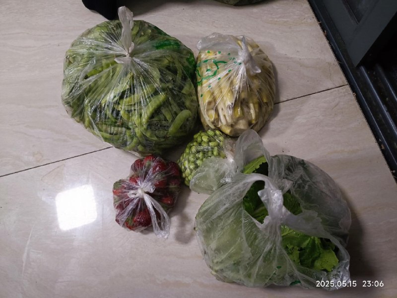 妈妈又带了几包菜，有草莓🍓，有笋子，和豌豆，还有三包豌豆没吃