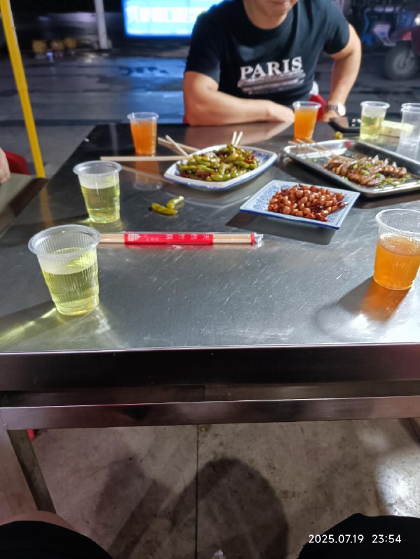 路遇一初中同学，草