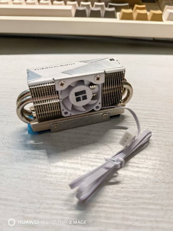 #日常/随记 m.2硬盘散热神器！NAS已经组好，系统盘位m.2用的是金士顿，安装好飞牛看了下硬件情况，结果发现这块金士顿的硬盘待机温度是54度，而我的J4125小主机里的梵想m.2温度才35度