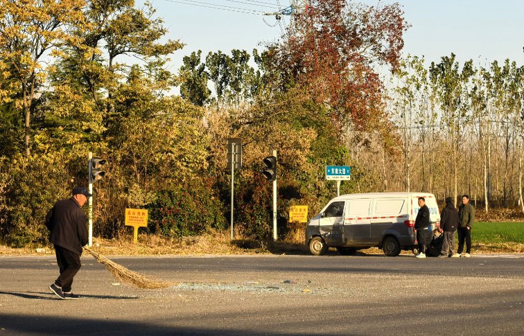 #随记 不用说，一定是骑车的闯红灯！via 老张随笔