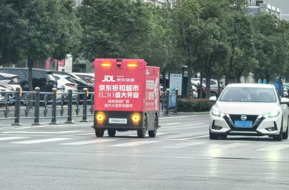 #日常/随记 京东无人快递车，你说是机动车吧他没有牌照，你说是非机动车吧他又在机动车道上！！via 老张随笔
