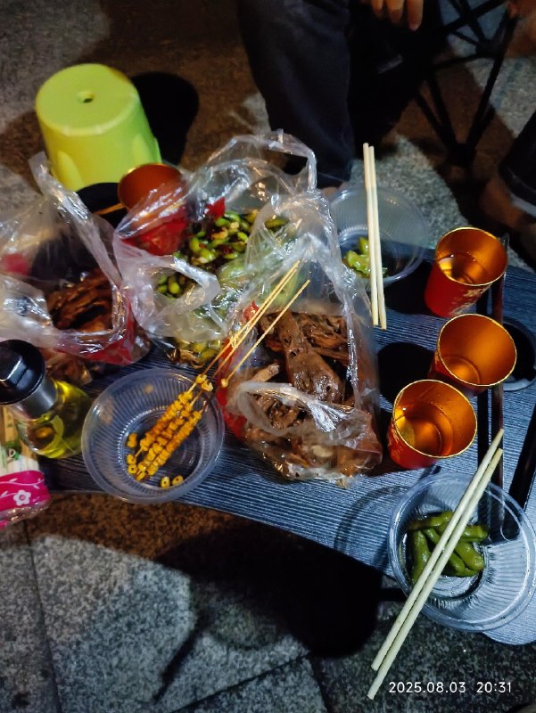 小朋友照顾好了，现在轮到大人搞53度的矿泉水了