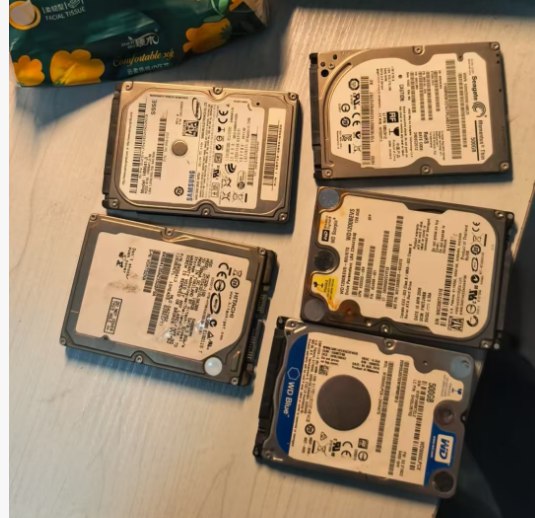 #日常/随记 这些年笔记本上淘汰下来的2.5硬盘，放海鲜一二十块钱太麻烦，丢又舍不得丢！via 老张随笔